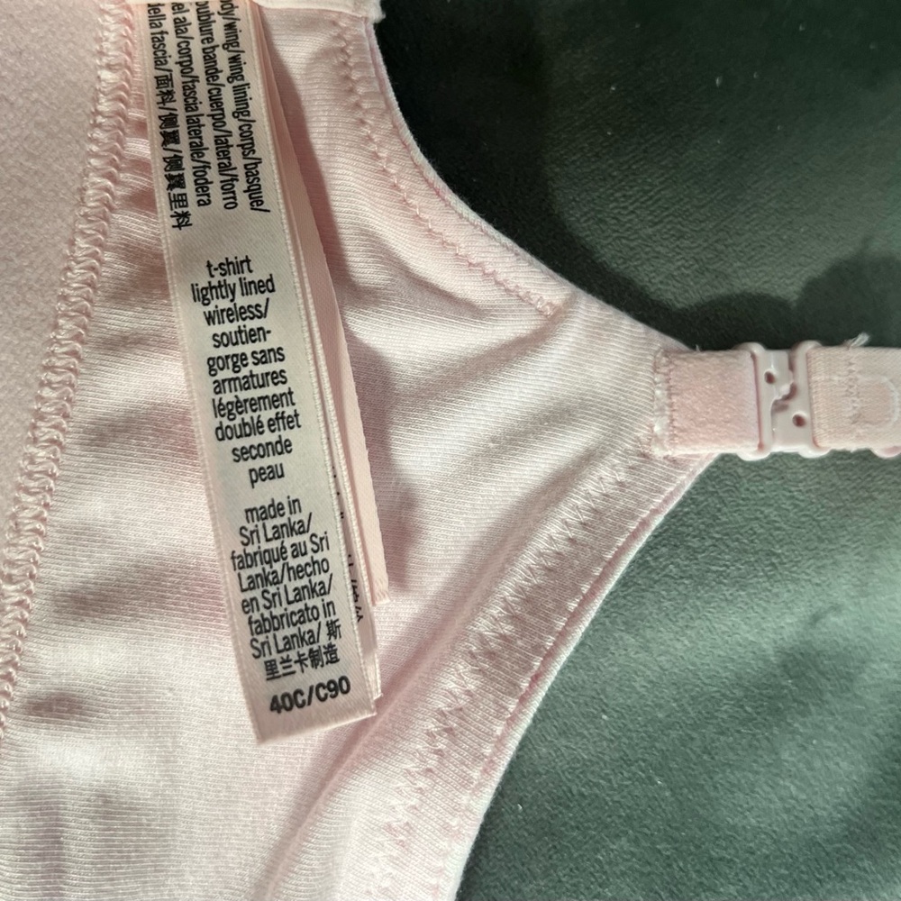 THE T-SHIRT Victoria’s Secret 40C
Lightly Lined Wireless Cotton Bra - Picture 10 of 13